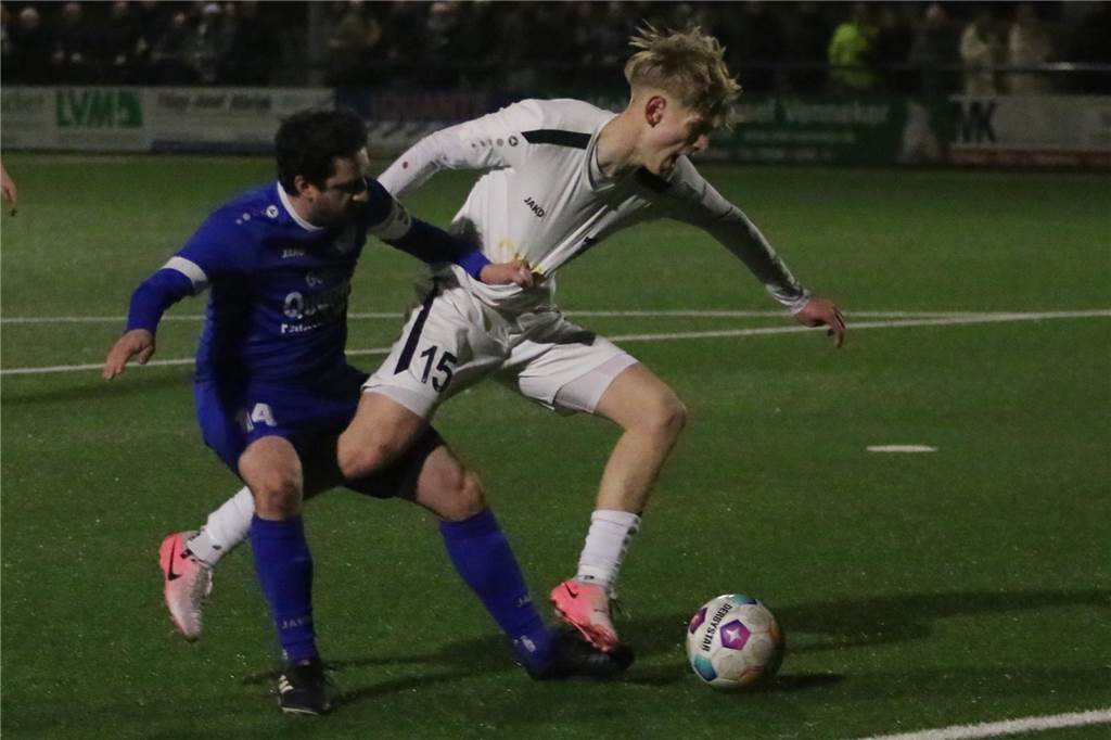 FC Nordkirchen gewinnt intensives Derby gegen SV Südkirchen Fernando Manfredi (l.) vom SV Südkirchen im Zweikampf mit Tom Lichte vom FC Nordkirchen II.