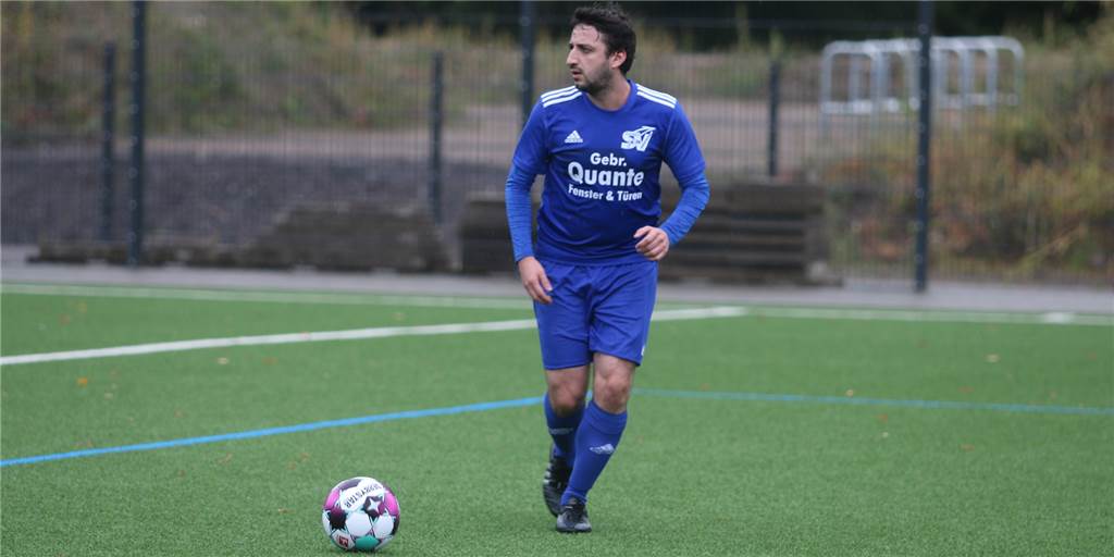 SV Südkirchen überrollt BSV Roxel III nach Startschwierigkeiten – Sonderlob für einen Newcomer Fernando Manfredi zeigte sich gegen Roxel als Meister des ruhenden Balles beim SV Südkirchen.