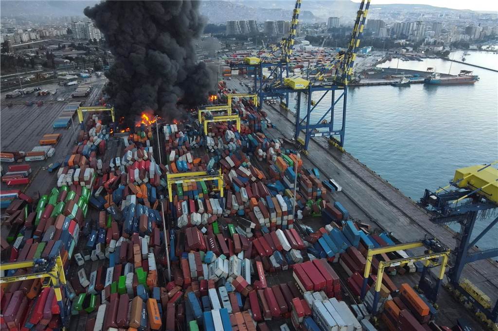 Rauch steigt aus brennenden Containern im Hafen der erdbebengeschädigten Stadt Iskenderun.