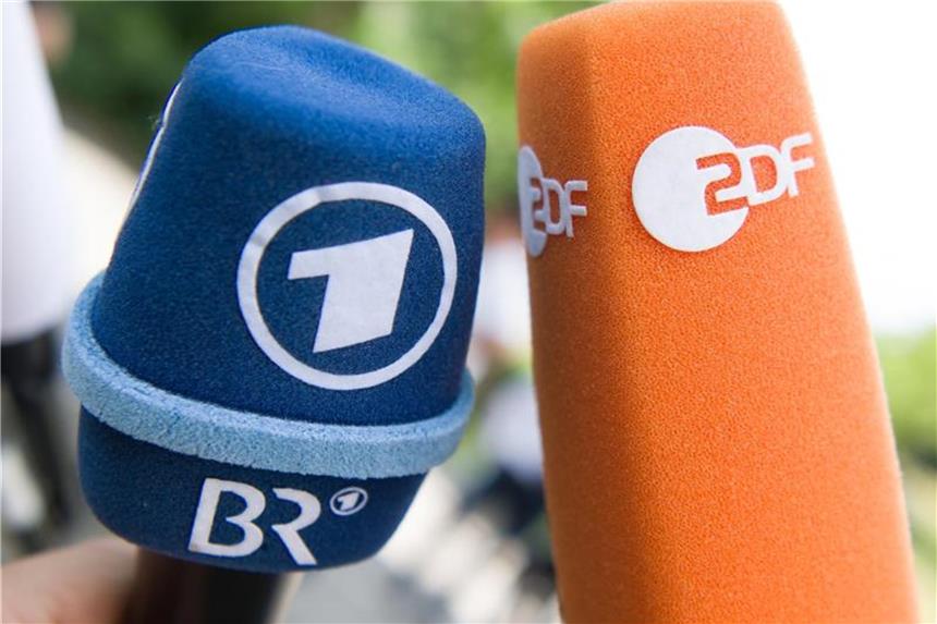 Deutsche wollen öffentlich-rechtlichen Rundfunk behalten Fernsehmikrofone mit den Logos von ARD/BR und ZDF. Spitzenpolitiker der AfD hatten sich in den vergangenen Monaten mehrfach kritisch mit ARD und ZDF auseinandergesetzt. Foto: Peter Kneffel