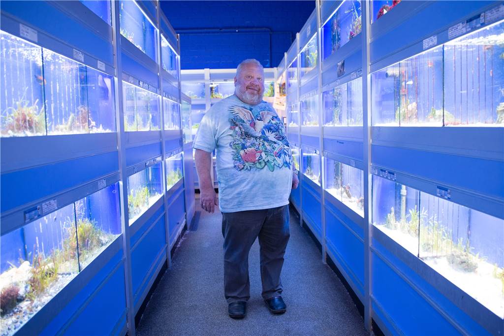 Zoo Zajac aus Duisburg: Umstrittener Tierhändler Norbert Zajac ist tot Norbert Zajac steht im Gang zwischen Aquarien.