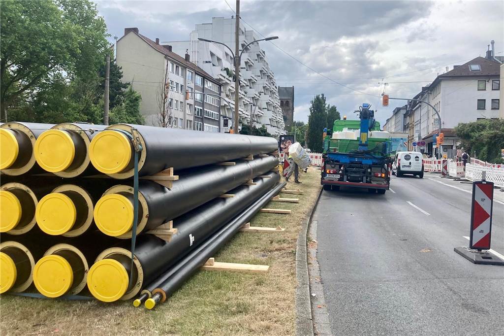 Von B1-Ausbau bis Speicherstraße: Das waren die großen Baustellen 2023 Fernwärme-Rohre liegen auf einem Mittelstreifen an einer Straße in Dortmund.