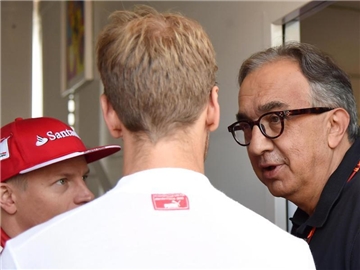 Ferrari-Chef Sergio Marchionne (r) im Gespräch mit Kimi Räikkönen (l) und Sebastian Vettel. Foto: Daniel Dal Zennaro
