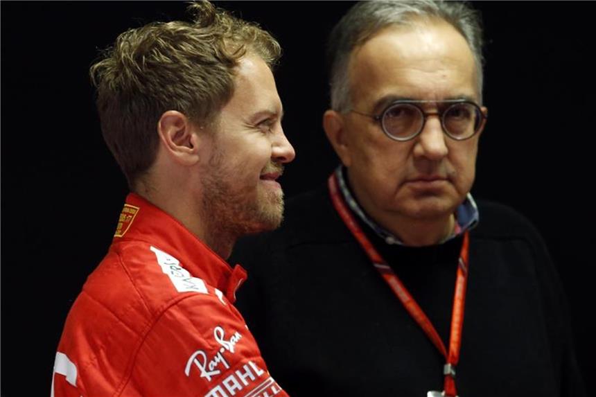 Ferrari-Boss Marchionne grollt im WM-Endspurt Ferrari-Chef Sergio Marchionne (r) und Sebastian Vettel beim Gespräch. Foto: Antonio Calanni