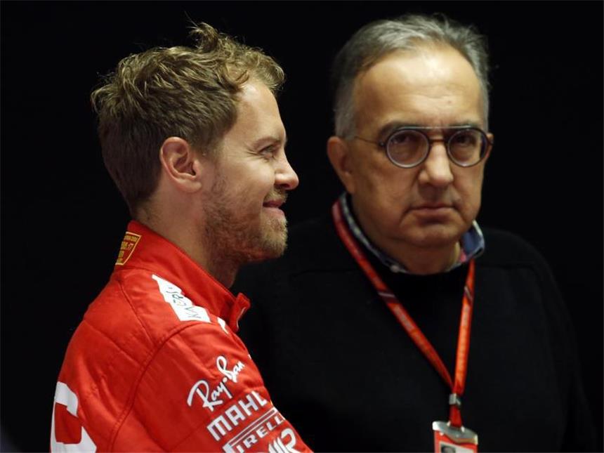Ferrari-Boss Marchionne grollt im WM-Endspurt Ferrari-Chef Sergio Marchionne (r) und Sebastian Vettel beim Gespräch. Foto: Antonio Calanni