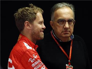 Ferrari-Chef Sergio Marchionne (r) und Sebastian Vettel beim Gespräch. Foto: Antonio Calanni
