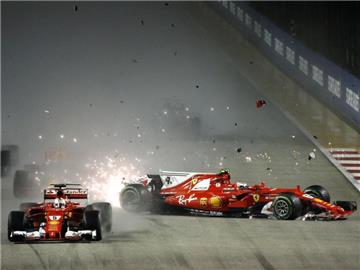Ferrari-Pilot Kimi Räikkönen (r) kollidiert am Start mit seinem Team-Kollegen Sebastian Vettel. Foto: Yong Teck Lim