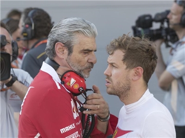 Ferrari-Teamchef Maurizio Arrivabene (l) spricht in Baku mit Sebastian Vettel. Foto: Valdrin Xhemaj