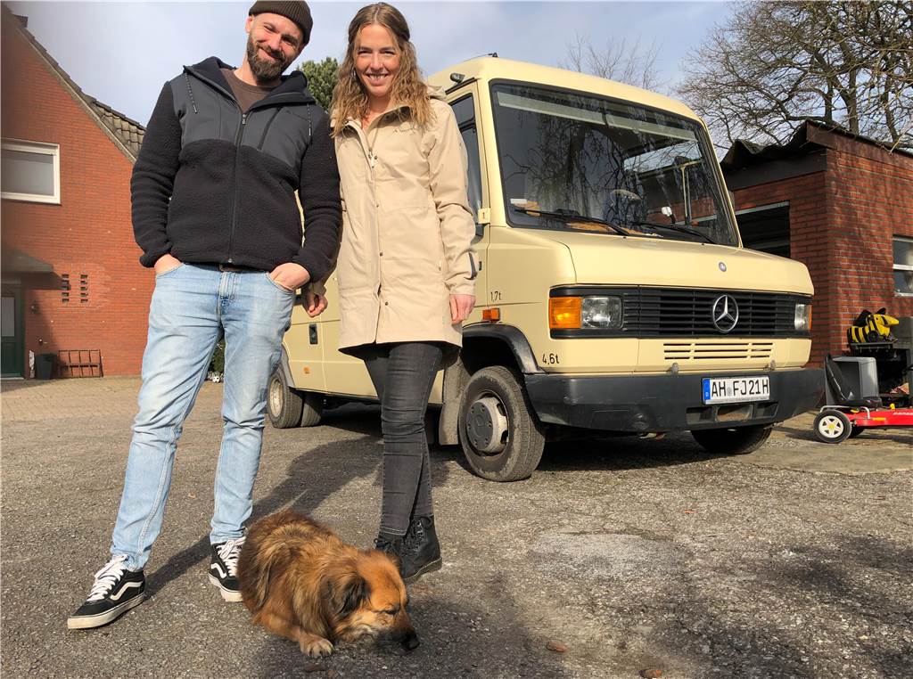 Felix und Jenni Fischer mit Hund Emma auf dem Hof Hying in Almsick.