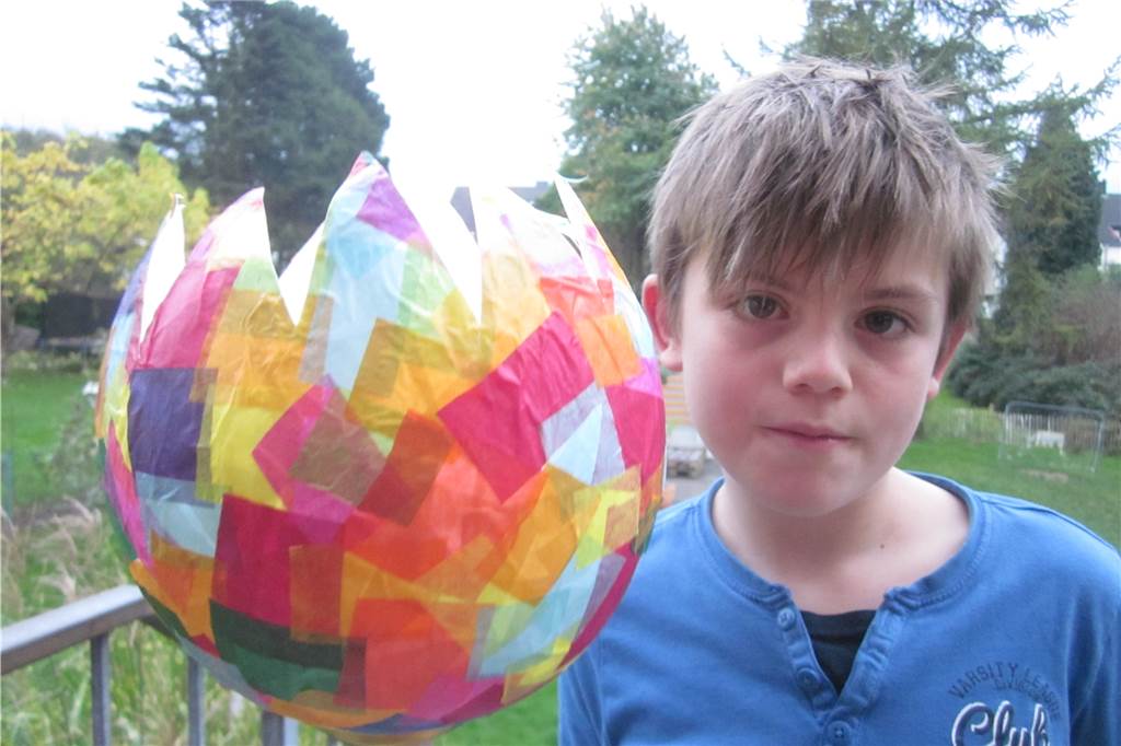 Fackeln im Sturm: In acht Schritten zur bunten Martins-Laterne Fertig ist das gute Stück. Mit genug Kleister, Ballons und Schnipseln kann man direkt in die Massenproduktion einsteigen.