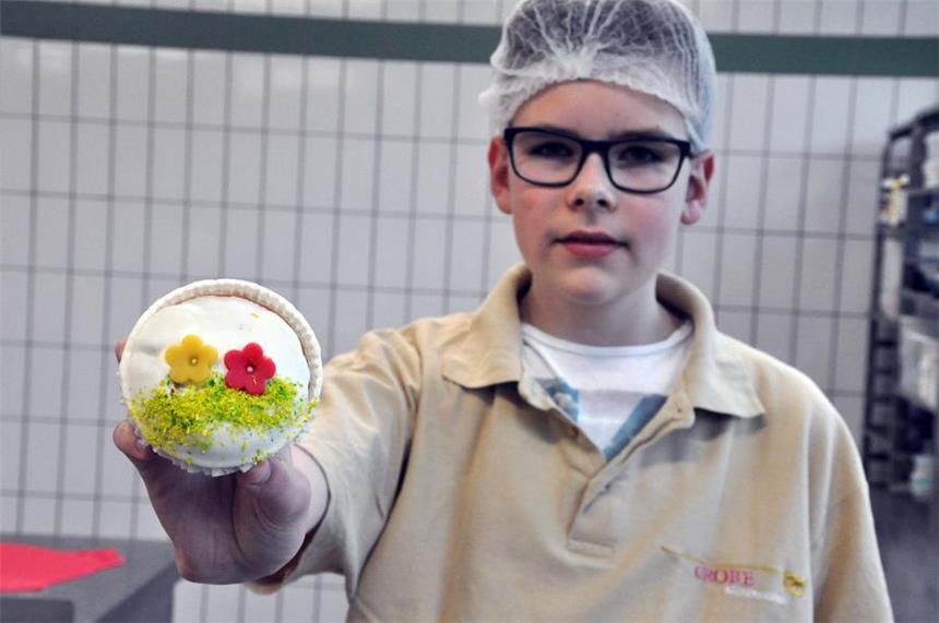 Nordkirchener Junge (8) backt bei Dortmunder Konditor ...fertig! Luca präsentiert seinen Ostermuffin.