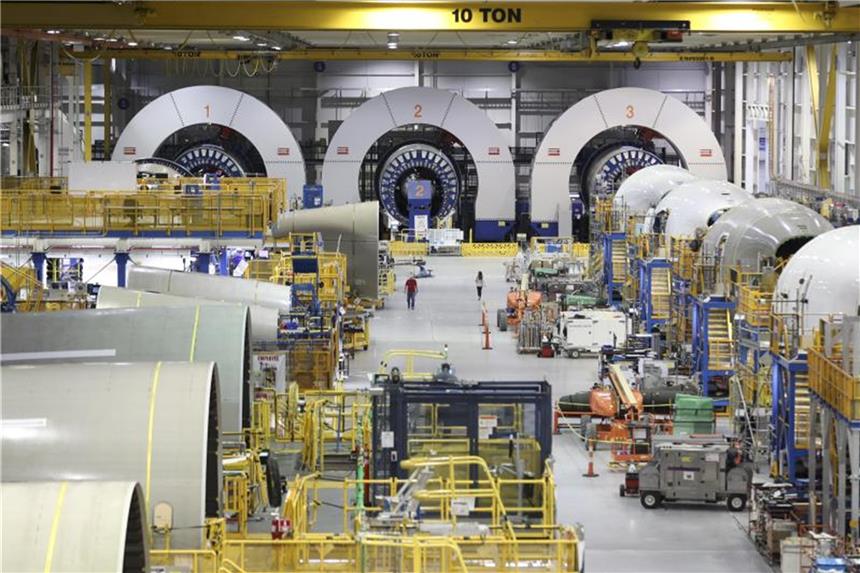Flugzeugabsatz und Steuerreform: Rekordgewinn für Boeing Fertigung im Boeing-Endmontagewerk in Charleston. Foto: XinHua/dpa