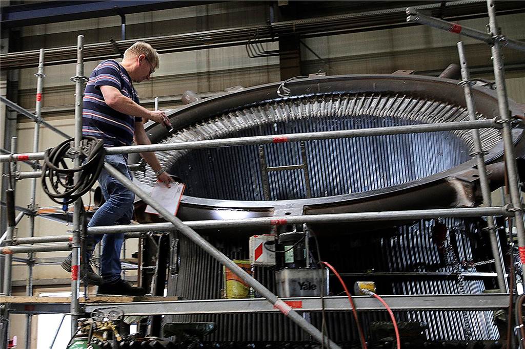 2000 Grad heiße Gase werden gekühlt: KSK baut innovative Anlage Fertigungsleiter Stefan Schiewe kontrolliert die Haube für den Konverter-Stahlbetrieb.