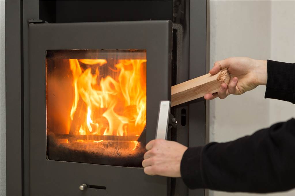 Holzofen statt Gas? Was Sie über das Heizen mit Holz wissen müssen Fest eingebaute Hauskamine können je nach Bauart eine erhebliche Wärme an den umgebenden Raum abgeben.