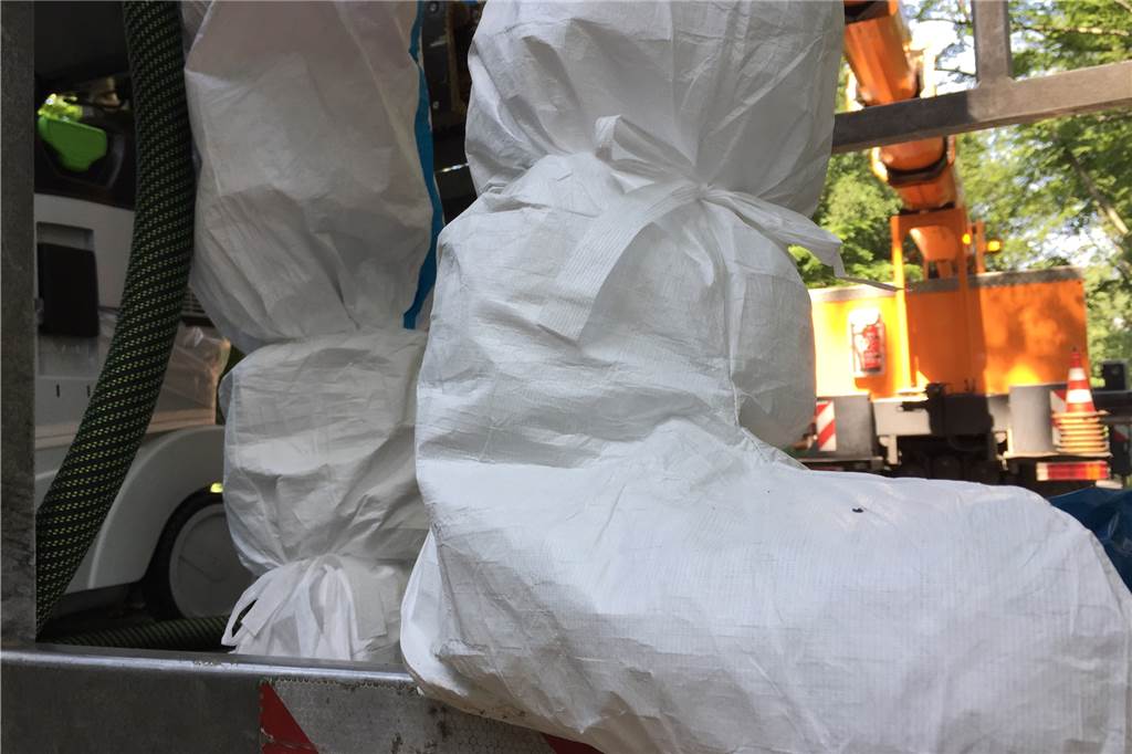 Eichenprozessionsspinner töten bei Gluthitze – Wie hält man es in dem Schutzanzug nur aus? Fest verschnürt sind Hose und Überzug des Schutzanzuges, damit keines von den gefährlichen Härchen auf die Haut gelangt.