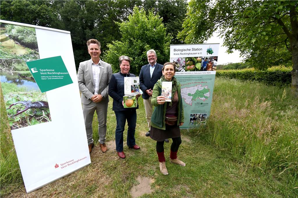 Heimat von mehr als 5000 Arten: Feste feiern für Streuobstwiesen im Kreis RE „Feste feiern für Streuobstwiesen im Kreis Recklinghausen“: (v.l.) Dirk van Buer (Natur- und Umweltstiftung der Sparkasse Vest), Heike Kalfhues und Georg Tenger (Biologische Station Kreis Recklinghausen) und Karina Spohr (Hof Wessels der Hertener Bürgerstiftung) stellen das Programm vor.