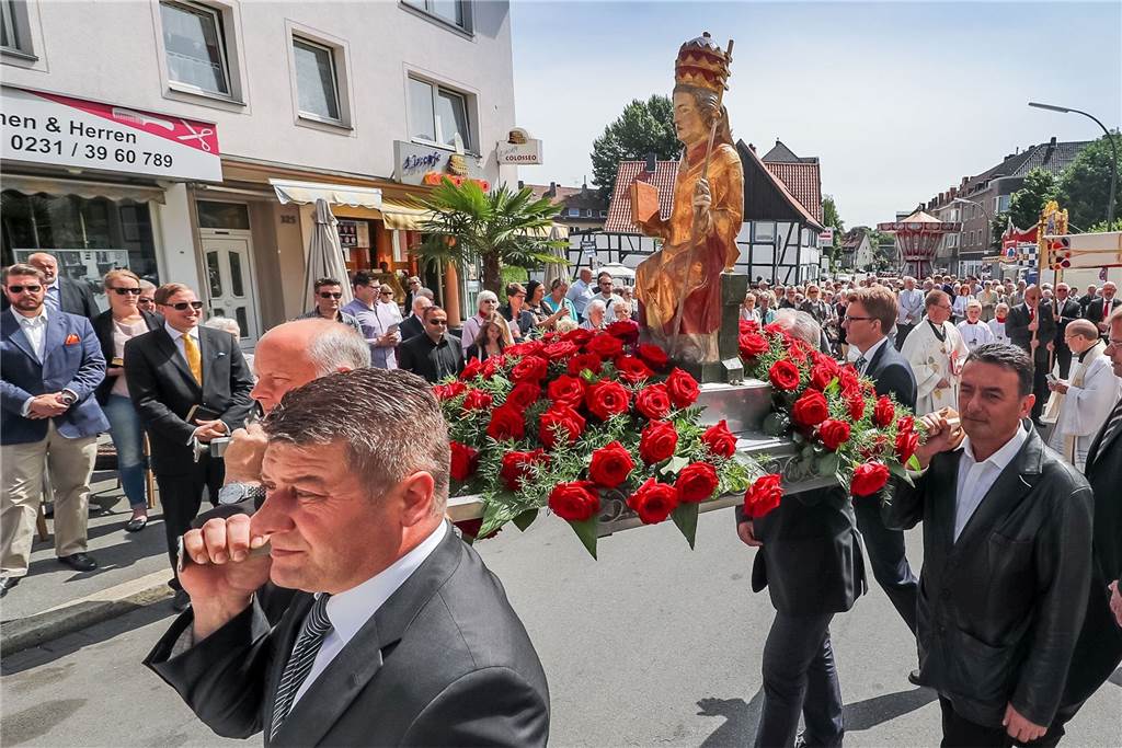 Dortmunder Pfingstkirmes 2022: Das Programm der Pingsthuekke steht fest Fester Bestandteil der Pfingstkirmes in Huckarde ist die Pfingstprozession.