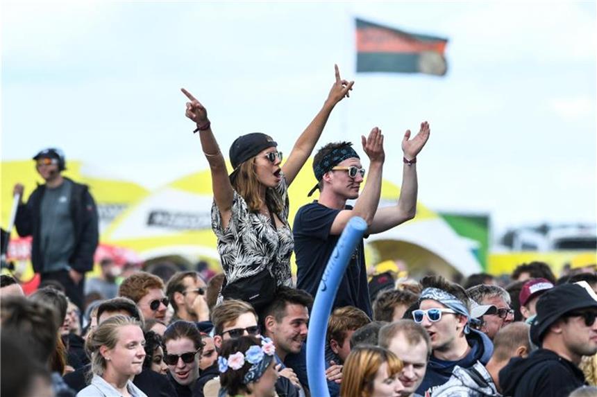 „Hurricane“ und „Southside“-Festivals starten Festivalbesucher am ersten Tag des Southside Festivals vor der großen Bühne. Foto: Felix Kästle