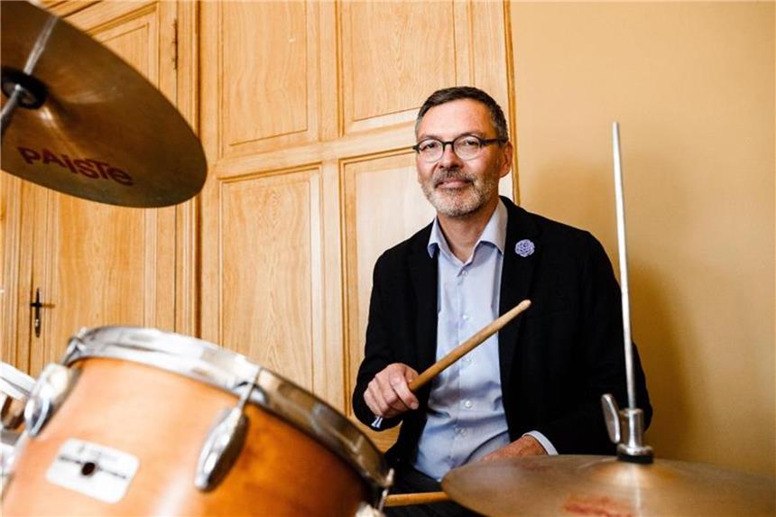 SHMF mit Schumann-Schwerpunkt Festivalintendant Christian Kuhnt gibt den Takt vor. In seinem Büro steht ein Schlagzeug. Foto: Markus Scholz