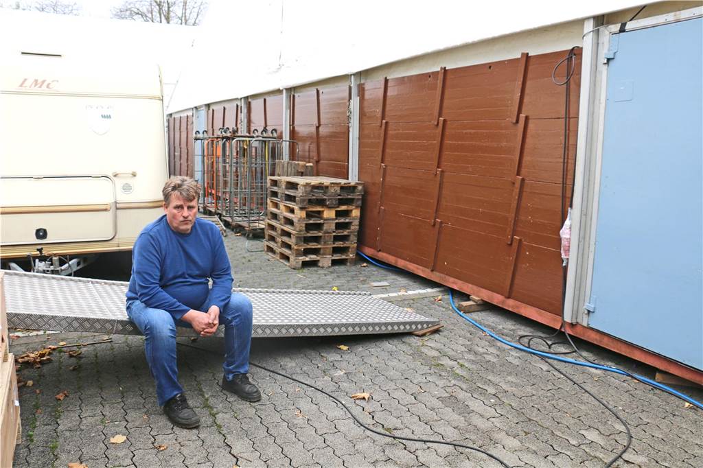 Blick in die Sim-Jü-Historie: Über Gesindel und Krawall auf der Kirmes Thomas Lübcke sitzt vor dem Festzelt nach dem Stinkbomben-Vorfall.