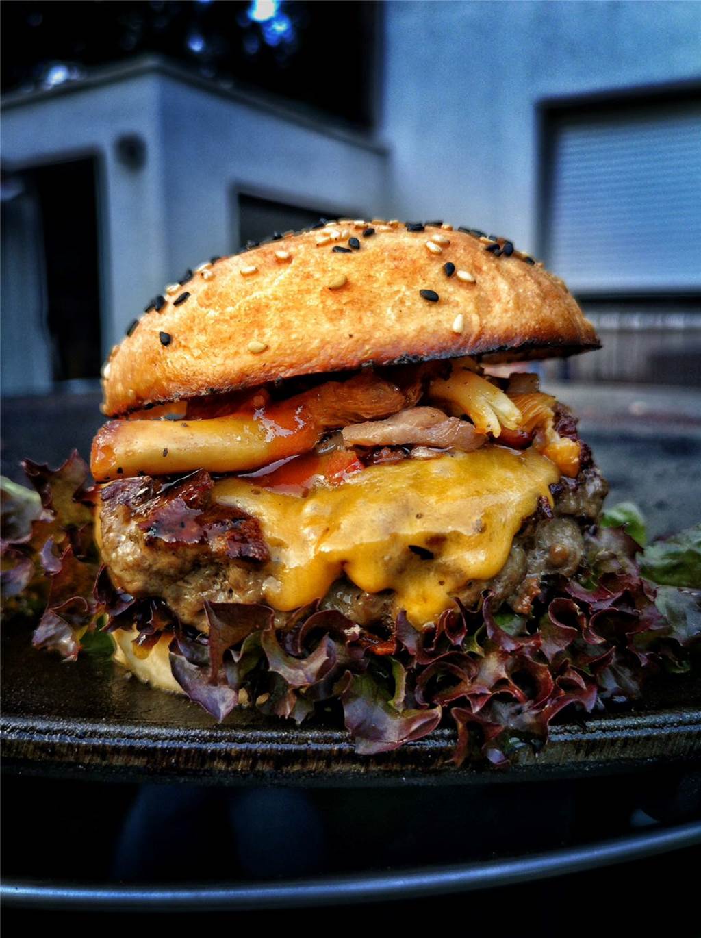 Sascha Wegmann (34) teilt seine Leidenschaft fürs Grillen auf Instagram Ein Burger auf einem Teller.