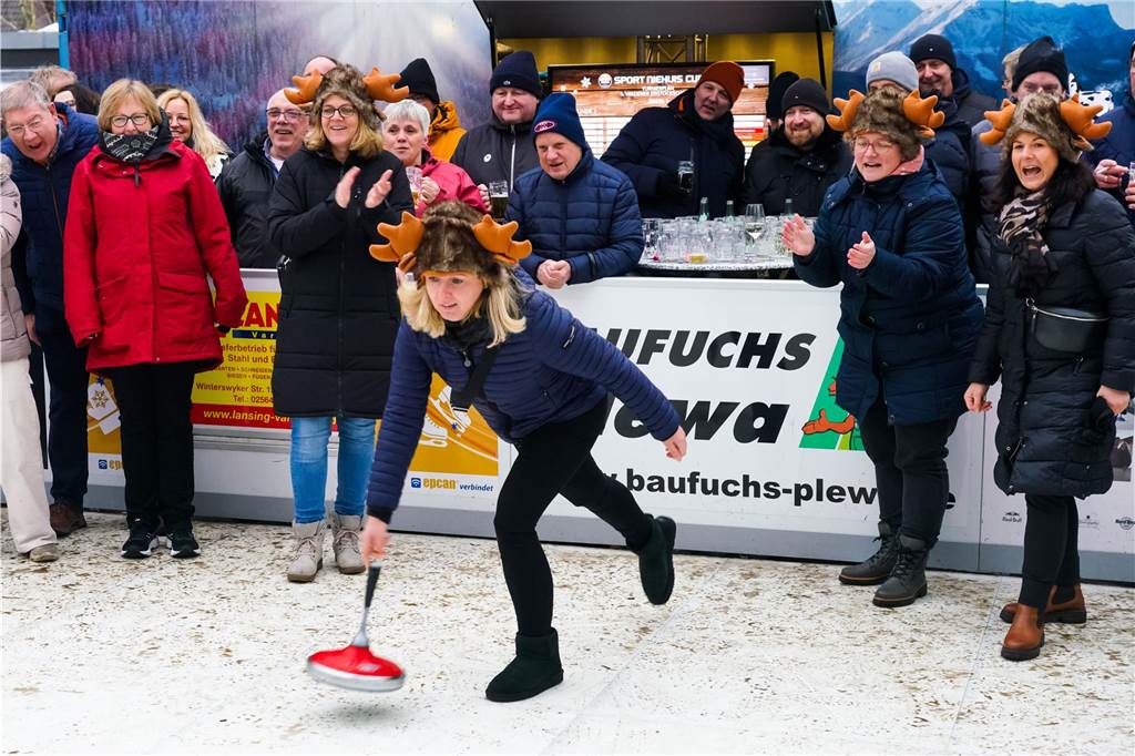Feuchtfröhlich ging es zu beim 5. Sport Niehuis Cup auf der Vredener Eiszeit.