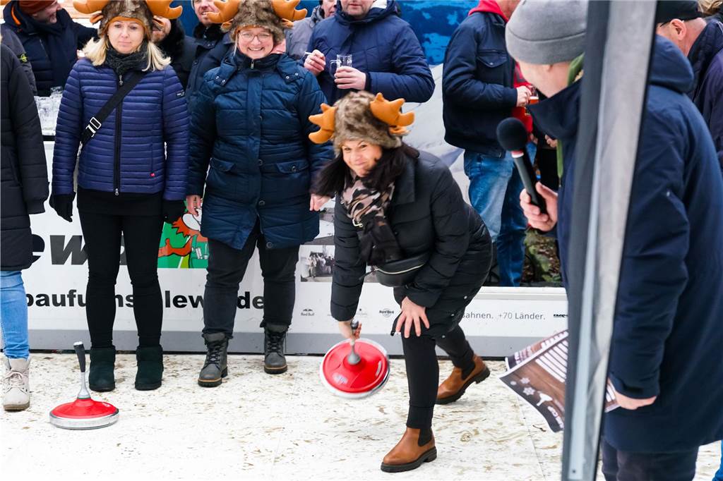 Feuchtfröhlich ging es zu beim 5. Sport Niehuis Cup auf der Vredener Eiszeit.