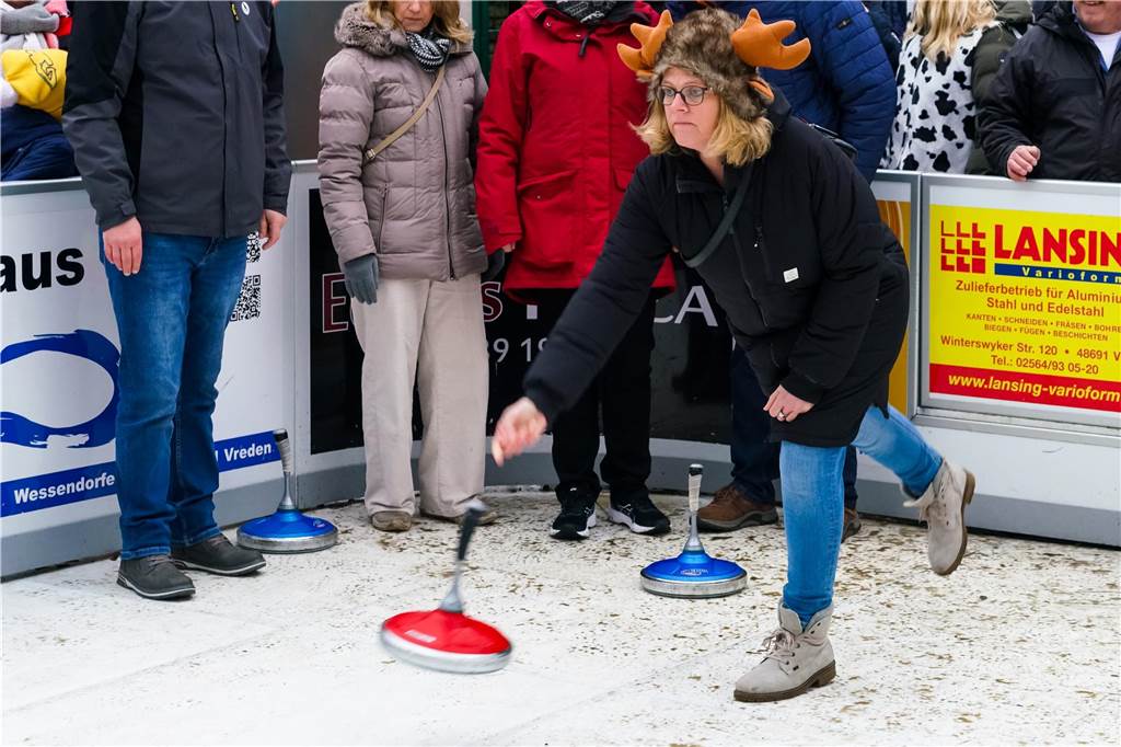 Feuchtfröhlich ging es zu beim 5. Sport Niehuis Cup auf der Vredener Eiszeit.