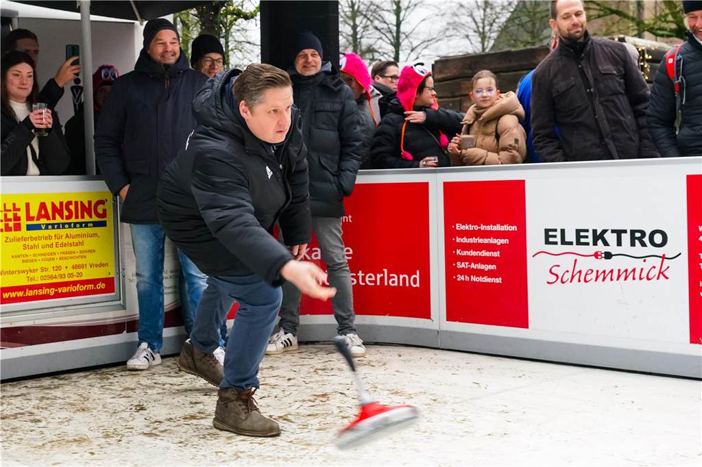 Feuchtfröhlich ging es zu beim 5. Sport Niehuis Cup auf der Vredener Eiszeit.