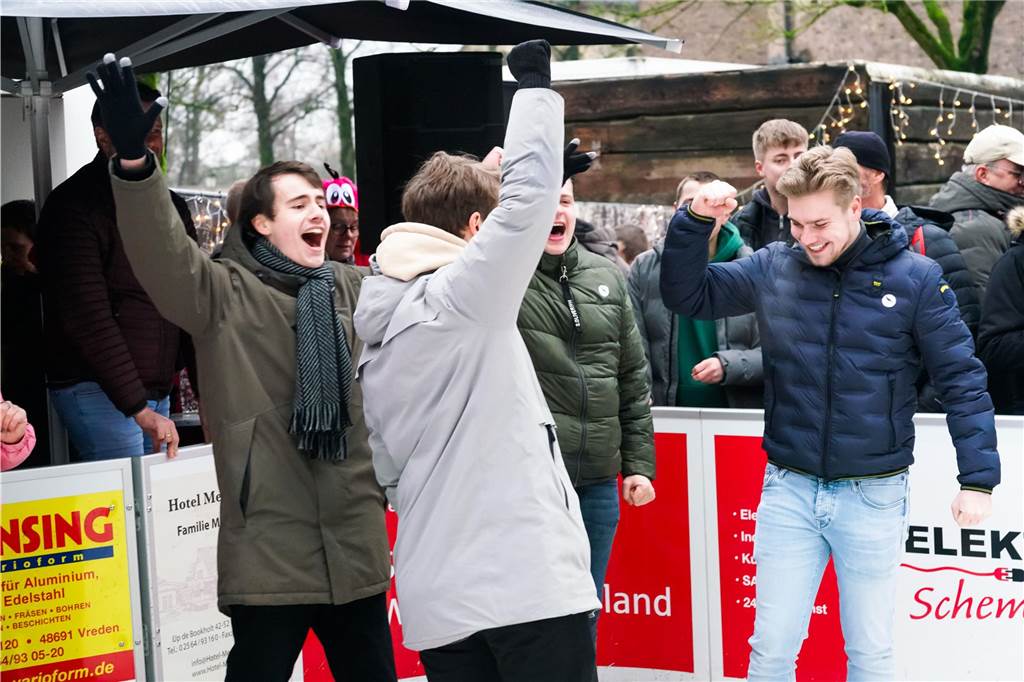 Feuchtfröhlich ging es zu beim 5. Sport Niehuis Cup auf der Vredener Eiszeit.