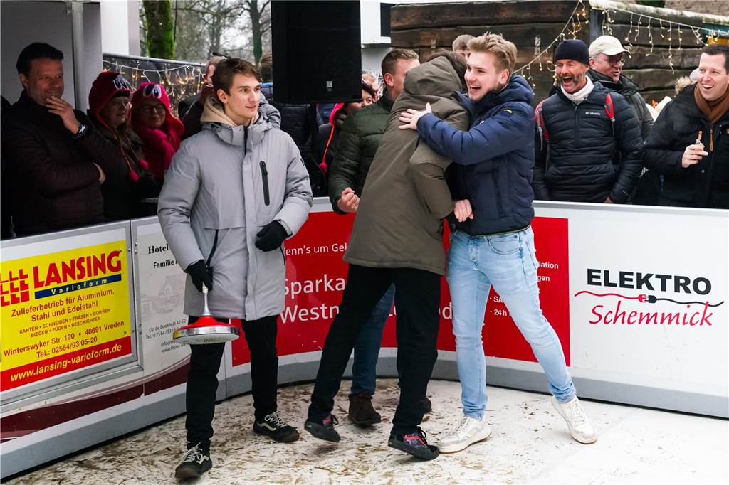 Feuchtfröhlich ging es zu beim 5. Sport Niehuis Cup auf der Vredener Eiszeit.