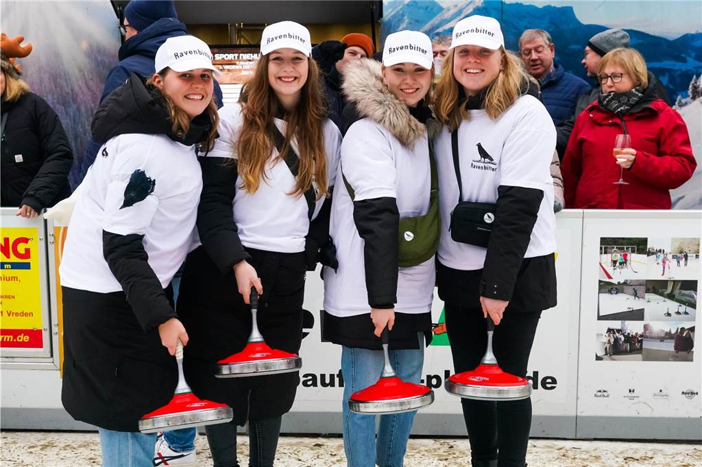 Feuchtfröhlich ging es zu beim 5. Sport Niehuis Cup auf der Vredener Eiszeit.