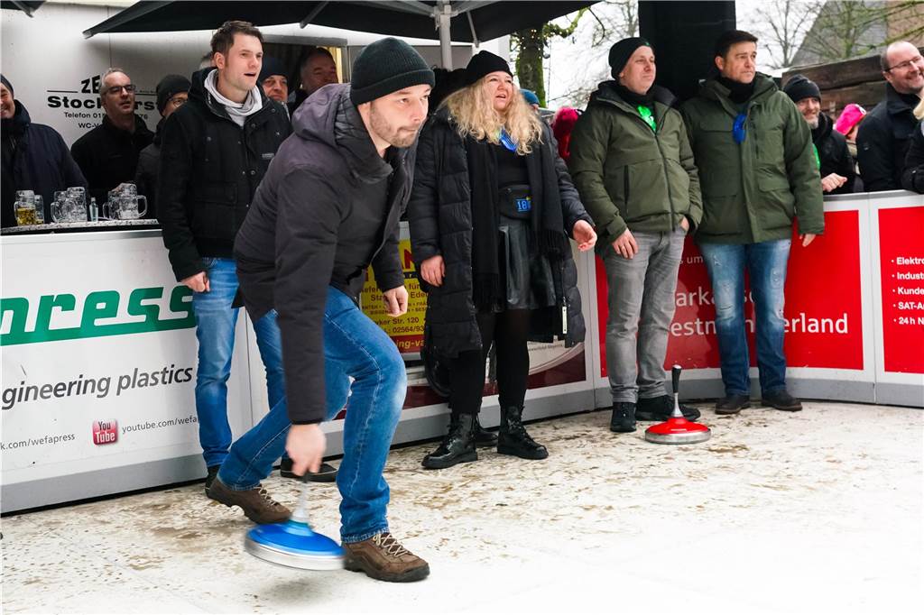 Feuchtfröhlich ging es zu beim 5. Sport Niehuis Cup auf der Vredener Eiszeit.