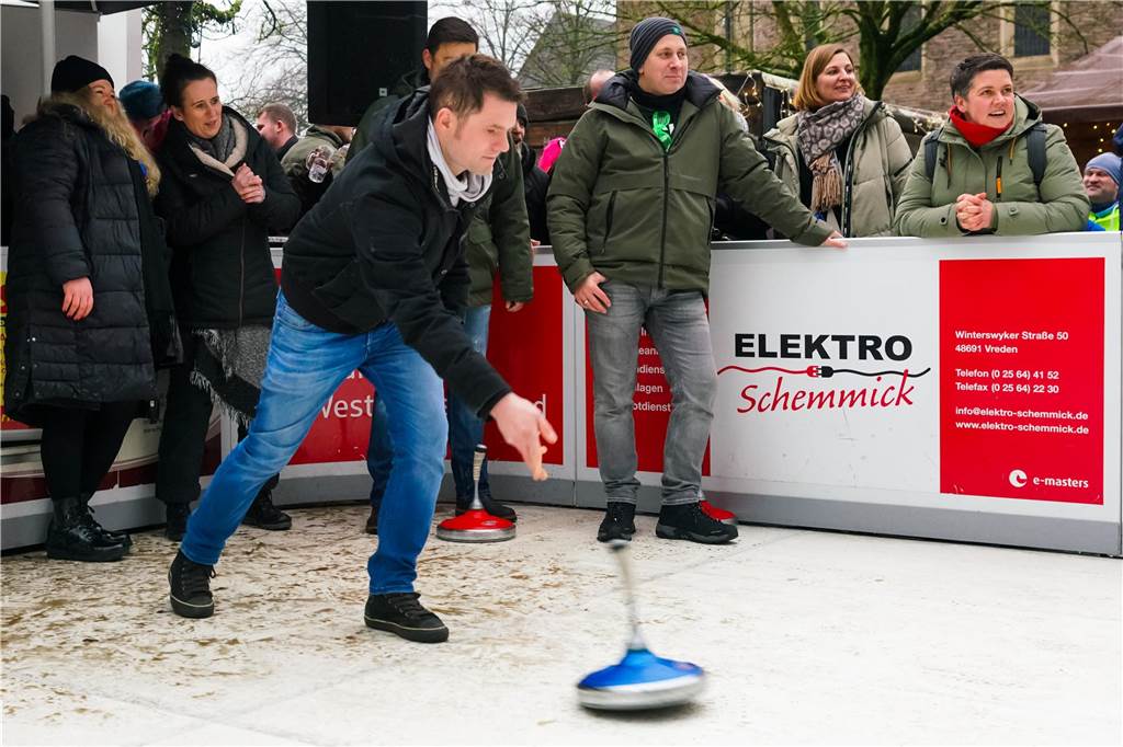 Feuchtfröhlich ging es zu beim 5. Sport Niehuis Cup auf der Vredener Eiszeit.