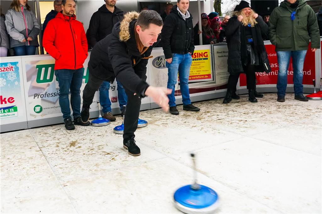 Feuchtfröhlich ging es zu beim 5. Sport Niehuis Cup auf der Vredener Eiszeit.