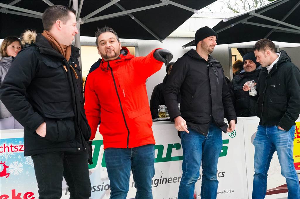 Feuchtfröhlich ging es zu beim 5. Sport Niehuis Cup auf der Vredener Eiszeit.