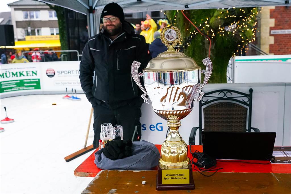 Feuchtfröhlich ging es zu beim 5. Sport Niehuis Cup auf der Vredener Eiszeit.
