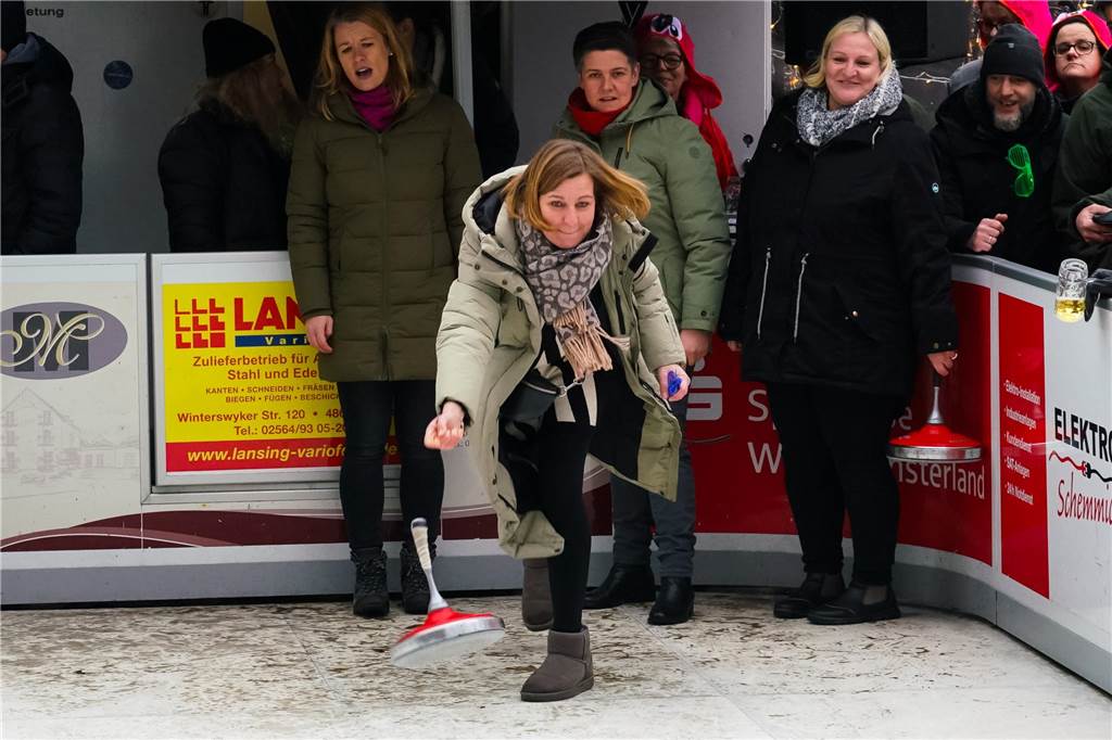 Feuchtfröhlich ging es zu beim 5. Sport Niehuis Cup auf der Vredener Eiszeit.