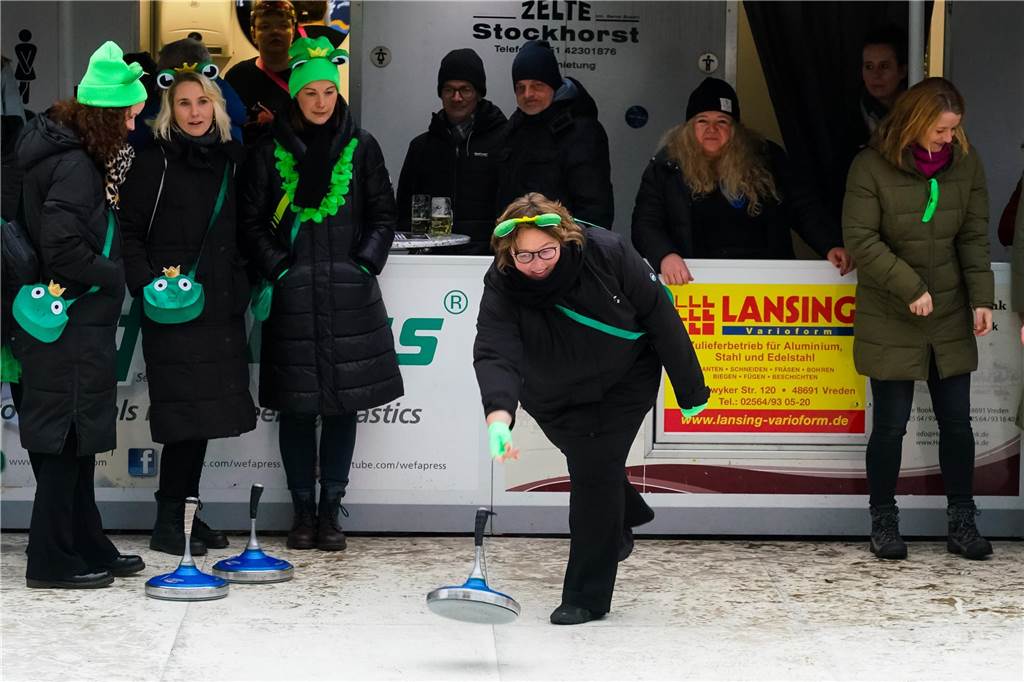 Feuchtfröhlich ging es zu beim 5. Sport Niehuis Cup auf der Vredener Eiszeit.