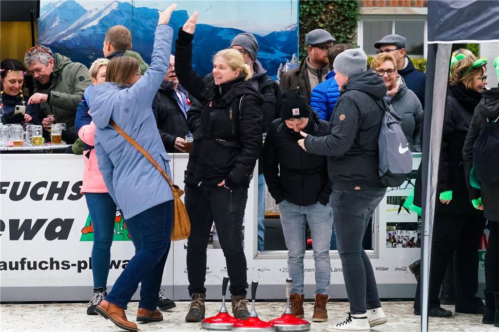 Feuchtfröhlich ging es zu beim 5. Sport Niehuis Cup auf der Vredener Eiszeit.