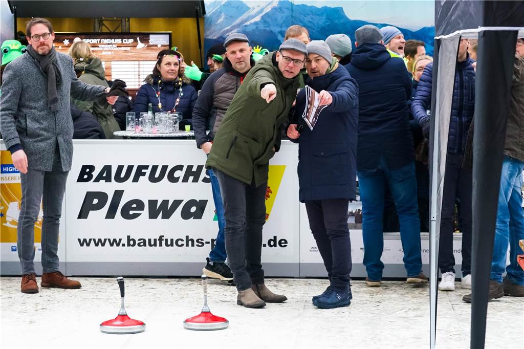 Feuchtfröhlich ging es zu beim 5. Sport Niehuis Cup auf der Vredener Eiszeit.