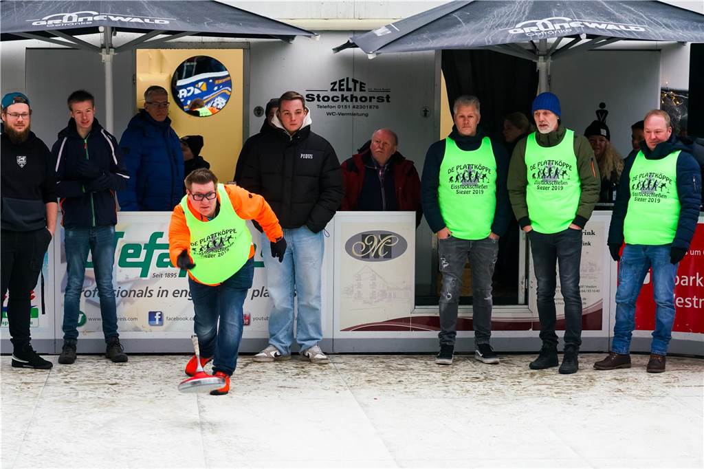 Feuchtfröhlich ging es zu beim 5. Sport Niehuis Cup auf der Vredener Eiszeit.