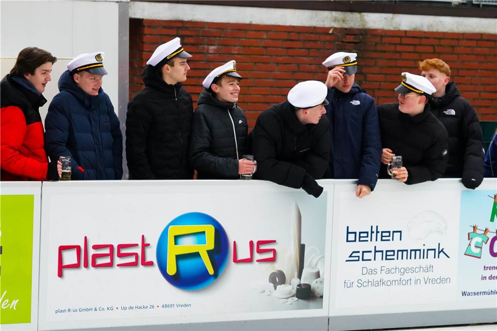 Feuchtfröhlich ging es zu beim 5. Sport Niehuis Cup auf der Vredener Eiszeit.