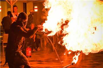 Feuer!! Chris Blaze ist der "Fire Ninja" und Teil der Show 3.