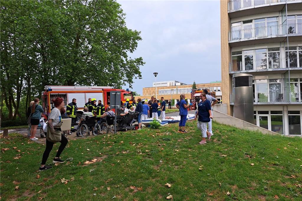 Brand in Patientenzimmer des Marien-Hospital: Feuerwehr mit Großaufgebot vor Ort Feuer im Marien-Hospital