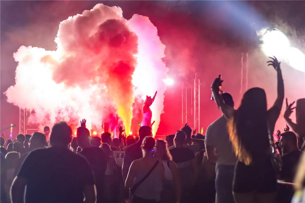 Ärger um Project Germany in Südkirchen: Pferdebauer sorgt sich um Sicherheit seiner Tiere Feuer, Lärm und viele Menschen könnten bei den Pferden Stress auslösen. Das triggert den Fluchtinstinkt, die Tiere würden dann aus der Koppel ausbrechen und möglicherweise Menschen verletzen.