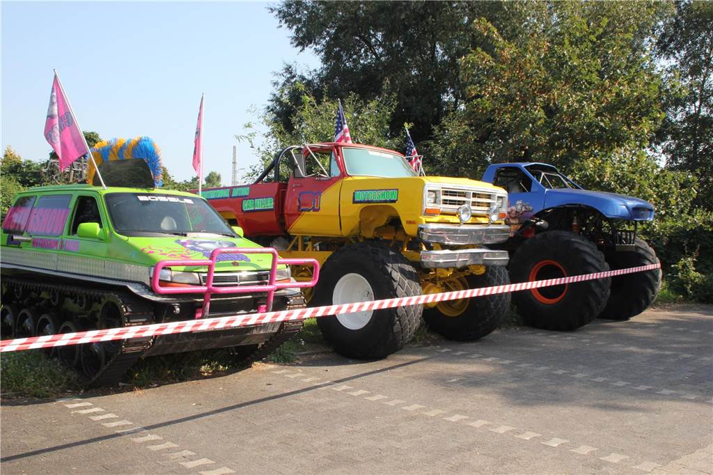 Feuer-Stunts, quietschende Reifen, Benzingeruch: die  „Monstertruck-Show“ an der Kupferstraße.
