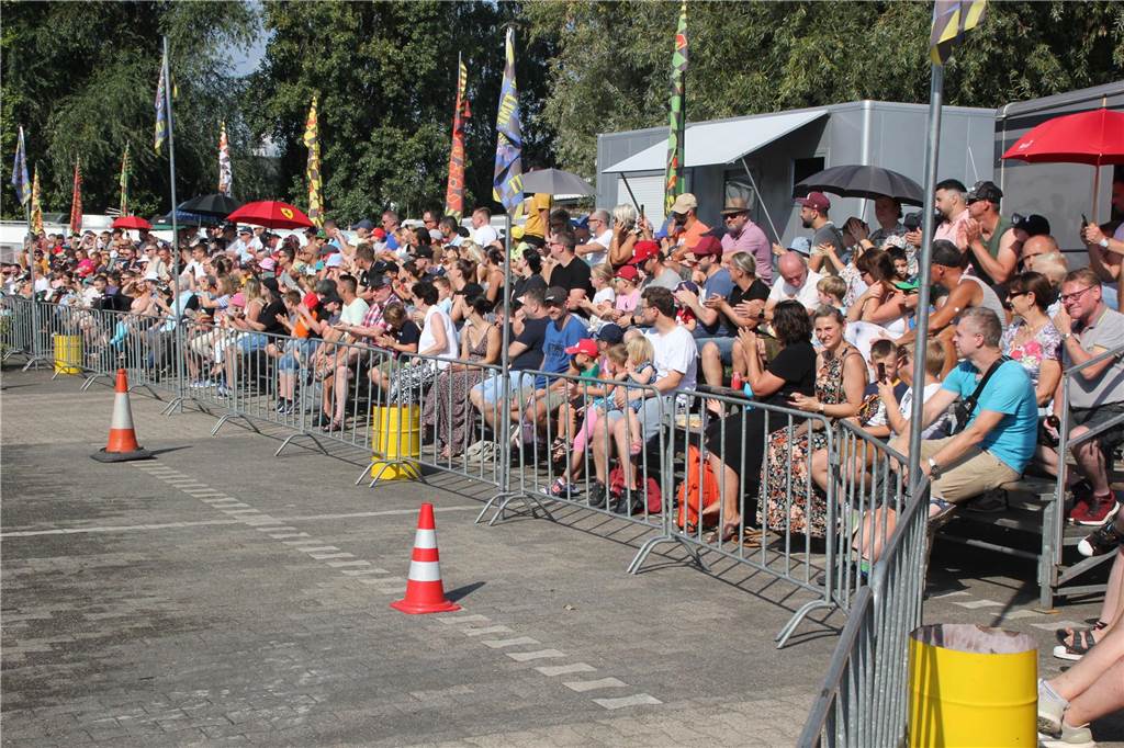 Feuer-Stunts, quietschende Reifen, Benzingeruch: die  „Monstertruck-Show“ an der Kupferstraße.