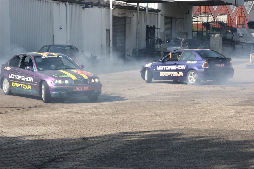Feuer-Stunts, quietschende Reifen, Benzingeruch: die  „Monstertruck-Show“ an der Kupferstraße.