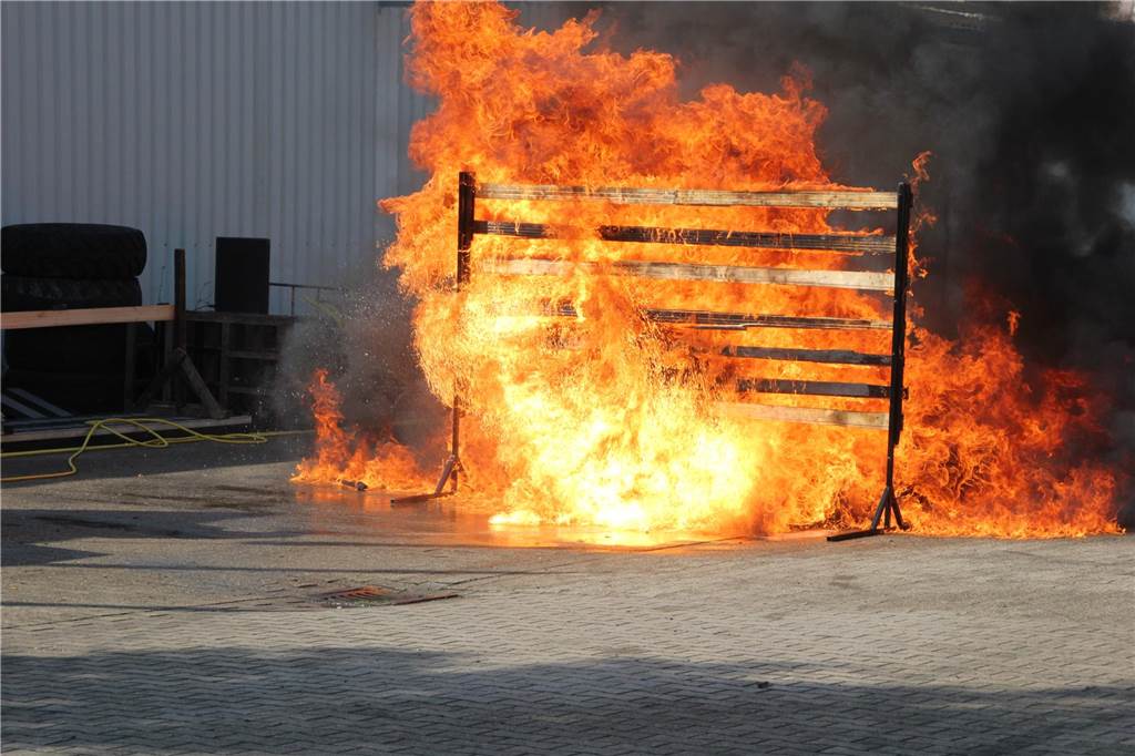 Feuer-Stunts, quietschende Reifen, Benzingeruch: die  „Monstertruck-Show“ an der Kupferstraße.